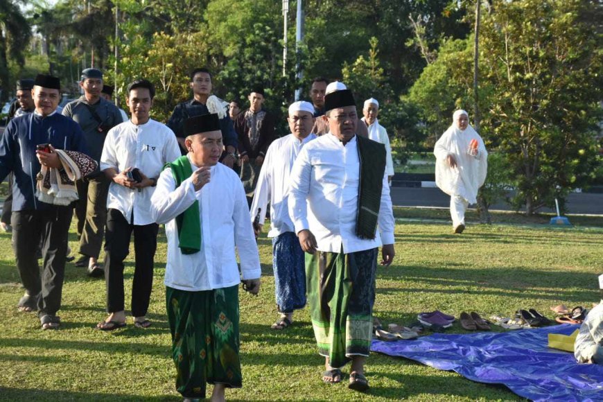 Gubernur dan Wagub Sholat Ied Bersama di Istana Isen Mulang