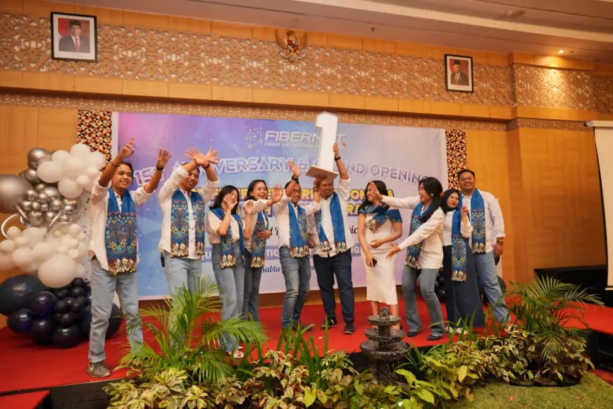 Staff Fibernet Palangka Raya bersama BM Albert M Sholeh dan GM Fibernet Regional Ronny Marzuki saat First Anniversary dan Grand Opening di Aquarius Boutique Hotel, Sabtu 28 Oktober 2023.