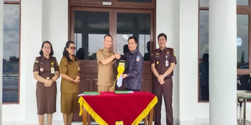 Pemkab Gumas Serahkan Hibah Kendaraan ke Kejari dan Bawaslu