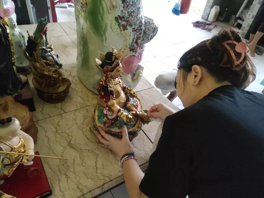 Membersihkan Rupang Cerminan Pembersihan Diri Jelang Tahun Baru Imlek