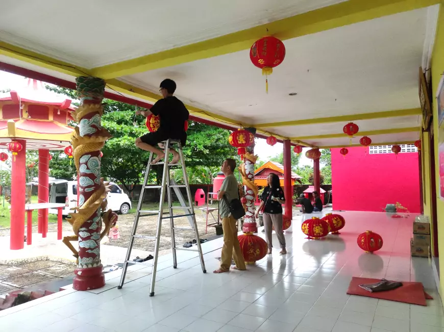 Membersihkan Rupang Cerminan Pembersihan Diri Jelang Tahun Baru Imlek