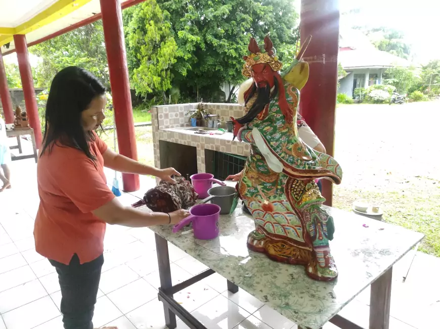 Membersihkan Rupang Cerminan Pembersihan Diri Jelang Tahun Baru Imlek