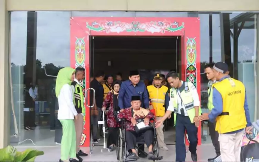 Sekda Kotawaringin Timur Bantu Dorong Kursi Roda Calon Jemaah Haji di Bandara H Asan Sampit