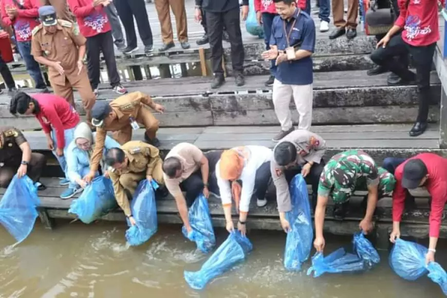 Pemerintah Barito Utara Tebar 74 Ribu Benih Ikan, upaya Mengembalikan Keseimbangan Ekosistem