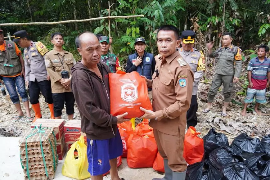 Pj Bupati Murung Raya Hermon Salurkan Bantuan untuk Korban Banjir di Desa Dirung dan Malasan