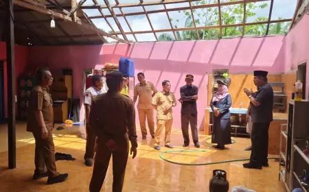 59 Rumah Rusak Akibat Puting Beliung di Kotawaringin Barat, Pemkab Kobar Serahkan Bantuan