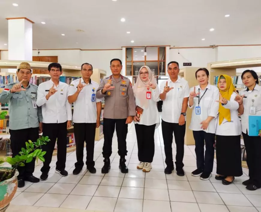 Wakapolda Kalteng Serahkan Buku Karyanya ke Dispursip, Dorong Perpustakaan Jadi Sumber Referensi Strategis
